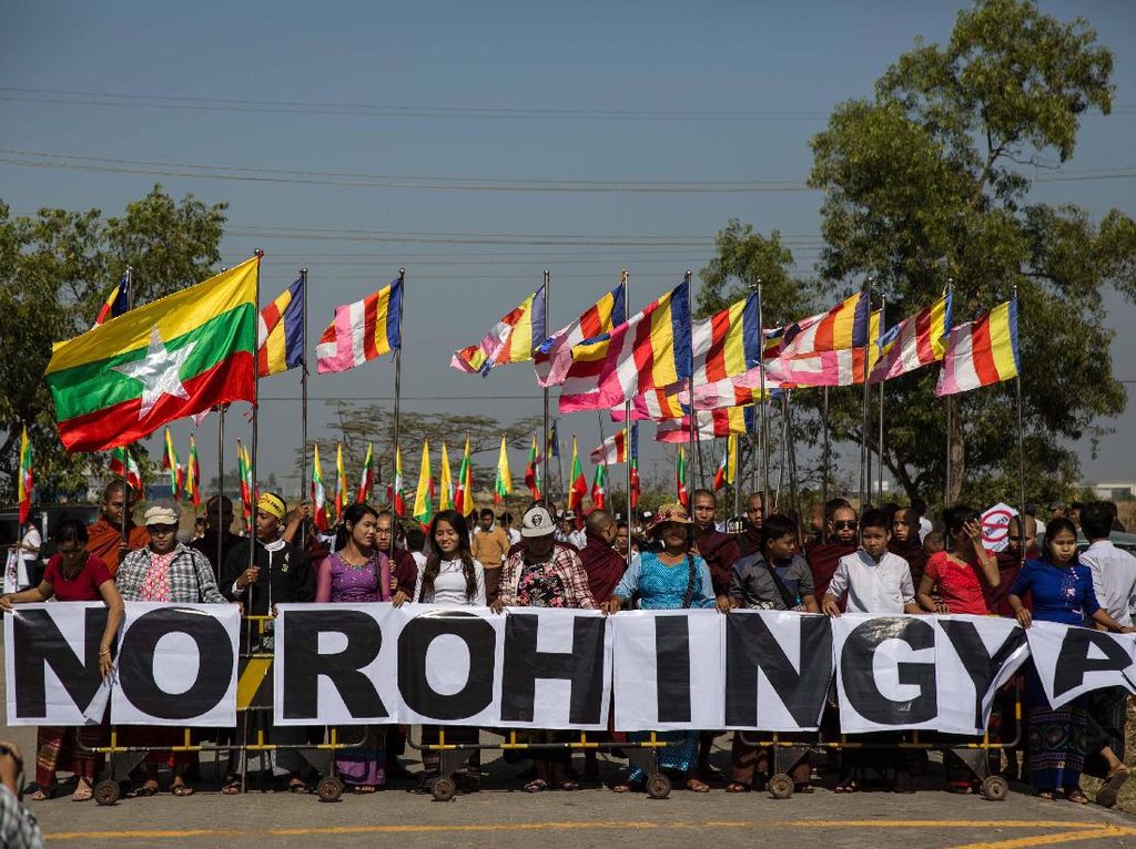 Kapal Malaysia Pengangkut Bantuan Rohingya Disambut Demonstran Kapal Malaysia Pengangkut Bantuan Rohingya Disambut Demonstran