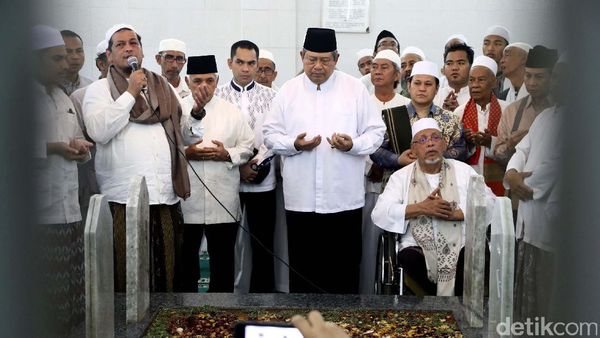 SBY Ziarah dan Salat Jumat di Masjid Al-Riyadh
