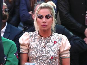 Makeup Mata Lady Gaga Berhiaskan Kristal Saat Hadiri Fashion Show Makeup Mata Lady Gaga Berhiaskan Kristal Saat Hadiri Fashion Show