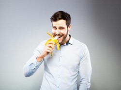 Saat Tak Mood Bercinta, Makan Pisang Bikin Libido Pria Meroket?