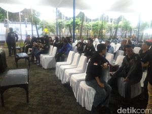 Pendukung Agus-Sylvi Ramaikan Wisma Proklamasi Jelang Debat