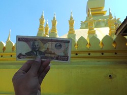 Aneka Fakta Menarik Soal Stupa Emas di Laos