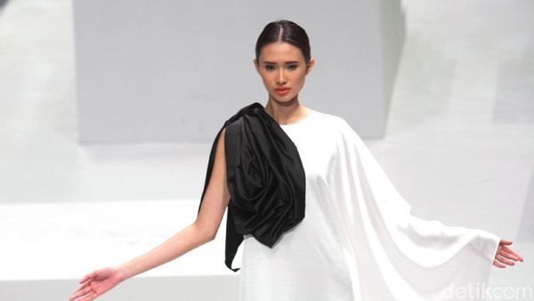Foto: Koleksi Barli Asmara di Indonesia Fashion Week 2017