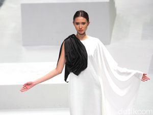 Foto: Koleksi Barli Asmara di Indonesia Fashion Week 2017