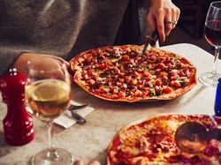 Restoran Ini Sediakan Love Booth untuk Santap Pizza Berdua