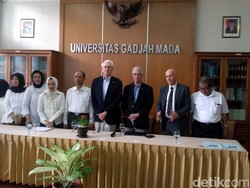 UGM Anugerahi Gelar Doktor Honoris Causa kepada Dua Peraih Nobel