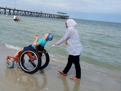 Cerita Warga Indonesia Bawa Difabel Australia ke Pantai Cerita Warga Indonesia Bawa Difabel Australia ke Pantai