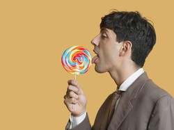 Meniup Miss V untuk Variasi Seks Oral, Adakah Risikonya?