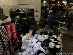 Pedagang Atribut Raup Rezeki di Malam Persiapan Aksi 112