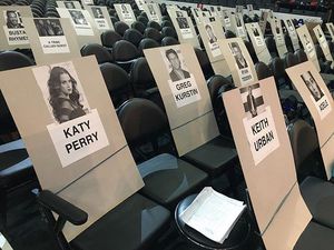 Mengintip Persiapan Grammy Awards di Staples Center Mengintip Persiapan Grammy Awards di Staples Center