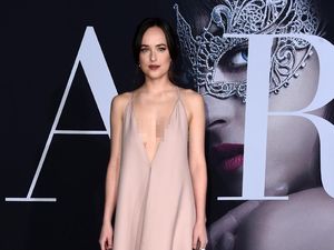 Gaya Dakota Johnson Penggemar Gaun Plunging Neckline yang Seksi
