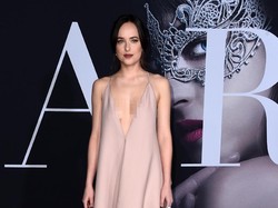 Gaya Dakota Johnson Penggemar Gaun Plunging Neckline yang Seksi