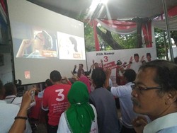 Nobar Debat, Pendukung Anies-Sandi Joget di Posko Pemenangan