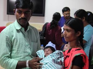 Bayi dengan 4 Kaki dan 2 Penis Ini Akhirnya Sukses Dioperasi