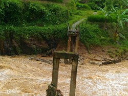 Banjir di Lebak Tewaskan 1 Orang dan Rusak Jembatan