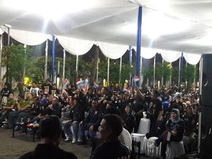 Pendukung Agus-Sylvi Isi Jeda Debat dengan Joget Bersama Biduan Pendukung Agus-Sylvi Isi Jeda Debat dengan Joget Bersama Biduan