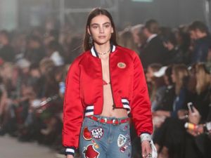 Menurut Gigi Hadid Inilah Tren Denim Terbaru