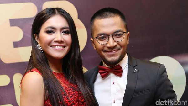 Lovely Couple! Serasinya Ihsan Tarore dan Denada