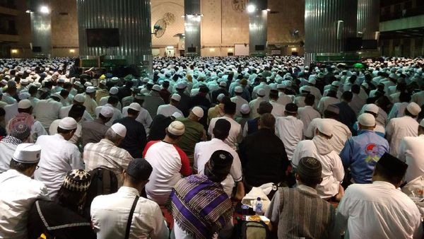 Massa Aksi 112 Gelar Salat Tahajud Berjamaah