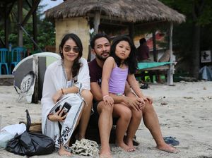 Cuaca Kurang Baik, Istri Uki NOAH Tetap Nikmati Suasana Gili Trawangan