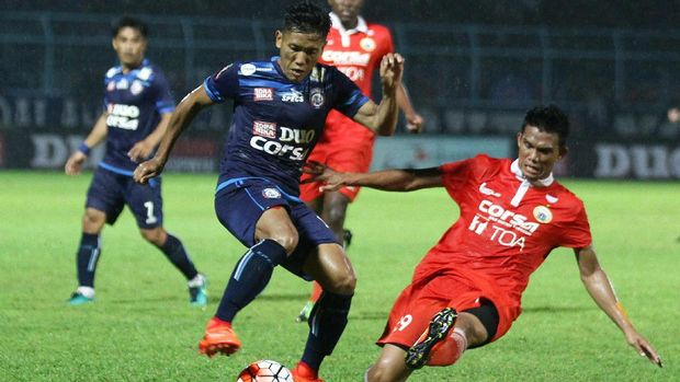 Ahmad Bustomi (kiri) bisa menjadi opsi pergantian pemain Mitra Kukar di babak kedua.