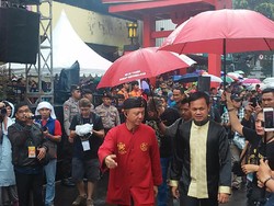Meski Diguyur Hujan, Traveler Tetap Semangat Nonton Cap Go Meh Bogor