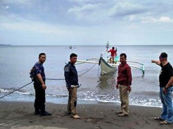 Perahu Gunakan Bom Ikan Disita Polisi, Pelaku Kabur