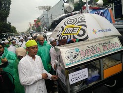 Biar Berkah, Pemuda Ini Bagi-bagi Bakso Gratis di Aksi 112