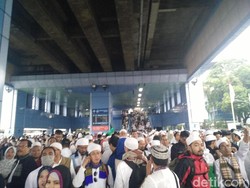 Stasiun Juanda Dipadati Massa Aksi 112 dari Luar Jakarta