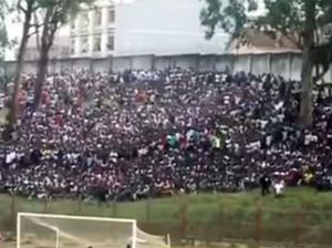 Penonton Laga Sepakbola di Angola Ricuh, 17 Tewas Terinjak Penonton Laga Sepakbola di Angola Ricuh, 17 Tewas Terinjak