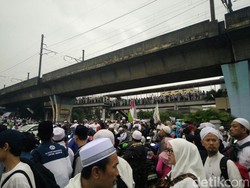 Massa Aksi 112 Meluber Hingga ke JPO di Jalan Juanda