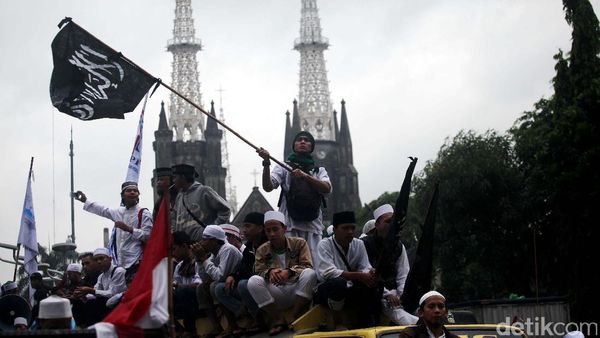Ini Dia Aksi Menarik Massa 112