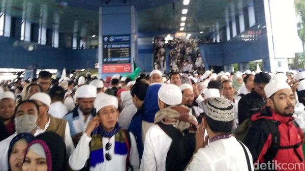 Massa Aksi 112 Padati Stasiun Juanda