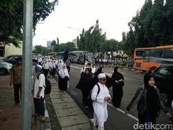 Sambil Pungut Sampah, Massa 112 Tinggalkan Istiqlal dengan Tertib