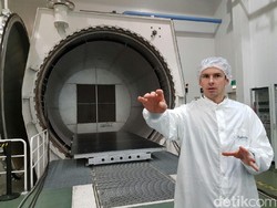 Mengunjungi Bidan Kelahiran Satelit Telkom 3S