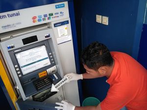 Polisi Periksa 13 Tersangka Pembobolan ATM yang Libatkan Oknum Satpol PP Polisi Periksa 13 Tersangka Pembobolan ATM yang Libatkan Oknum Satpol PP