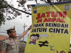 Banner Jatuh di Aspal tidak Seindah Jatuh Cinta Ditemui di Kalianak