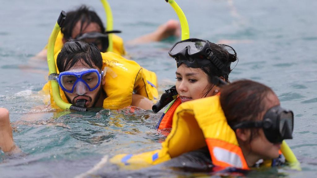 Ikut Uki NOAH Snorkeling di Lombok Bareng Anak dan Istrinya Ikut Uki NOAH Snorkeling di Lombok Bareng Anak dan Istrinya