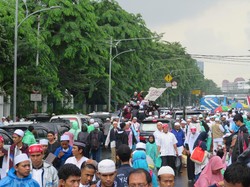 Diguyur Gerimis, Massa 112 Setia Bertahan di Jalan Depan Gambir