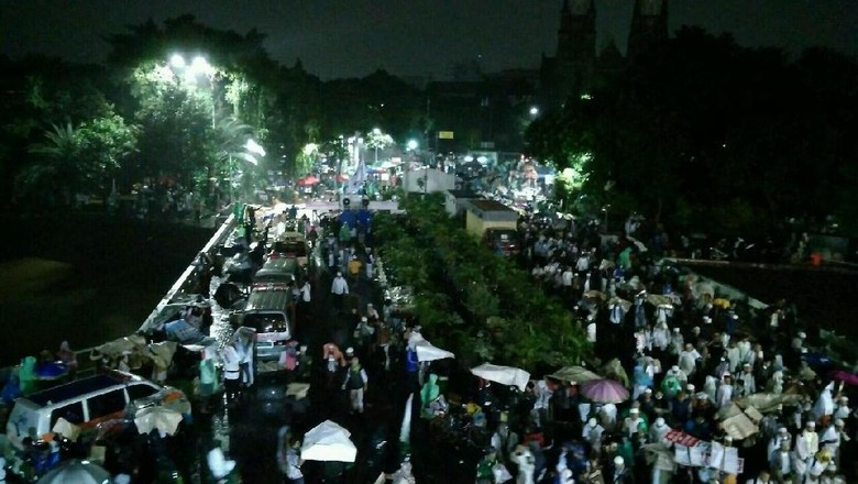 Meski Hujan, Massa Aksi 112 Terus Padati Masjid Istiqlal