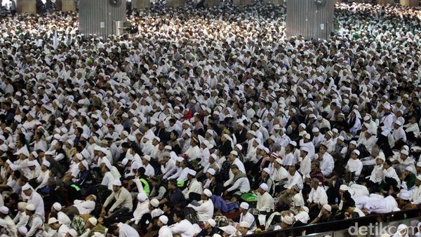 Massa Aksi 112 Penuhi Masjid Istiqlal