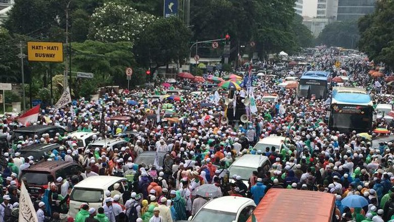 Membeludak, Begini Penampakan Massa Aksi 112 di Depan Gambir