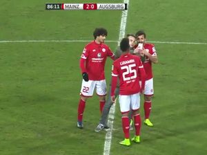 Terobos Lapangan, Fans Ini Jatuh-Bangun untuk Foto Bareng Pemain