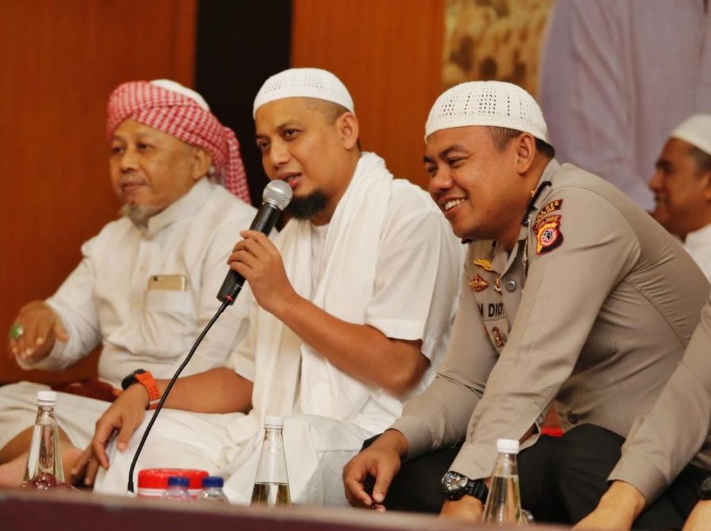 400 Polisi Kawal Pemakaman Ustaz Arifin Ilham 400 Polisi Kawal Pemakaman Ustaz Arifin Ilham