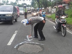 Banyak Kecelakaan, Polisi Operasi Jalan Rusak di Pandaan