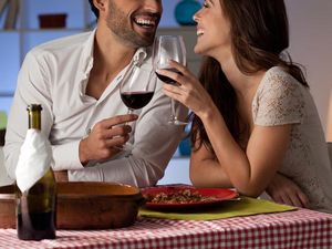 Restoran Ini Tolak Pasangan yang Makan Berdua Saja di Malam Natal Restoran Ini Tolak Pasangan yang Makan Berdua Saja di Malam Natal