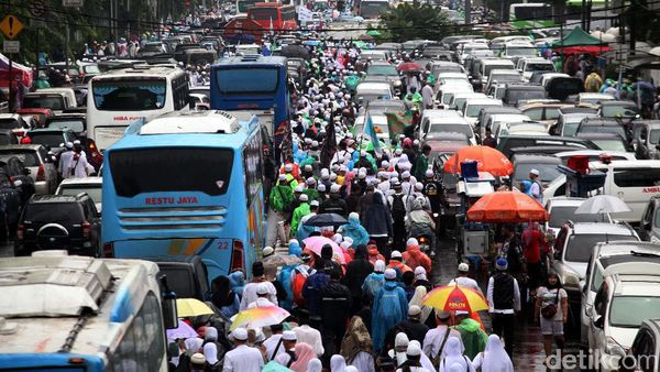 Massa Aksi 112 Membeludak Hingga ke Jalan