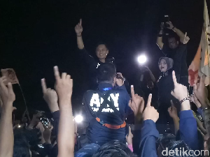Usai Debat, Agus Yudhoyono Diarak Pendukung Menuju Mobilnya