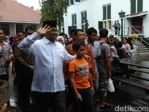 Masa Tenang Pilgub, Anies Jalan-jalan ke Kota Tua Bersama Keluarga