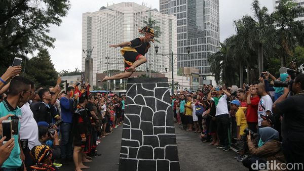 Aksi Lompat Batu Ramaikan Festival Budaya Nias